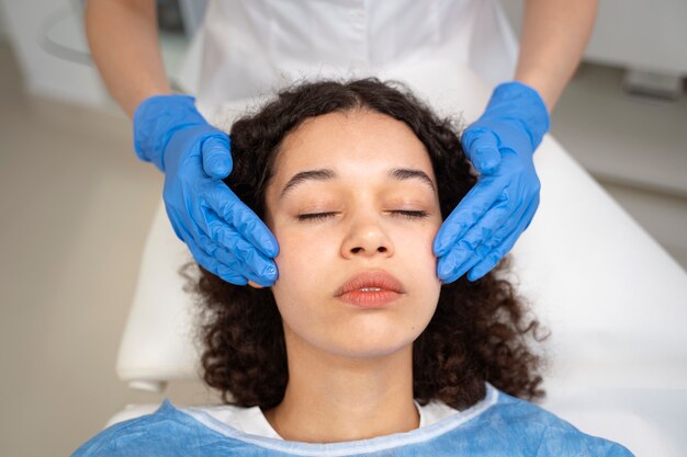 Patient subissant une procédure de microneedling