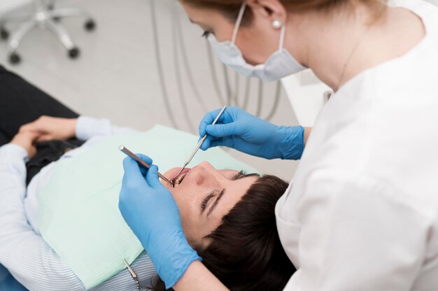 Patiente ayant une procédure effectuée chez le dentiste
