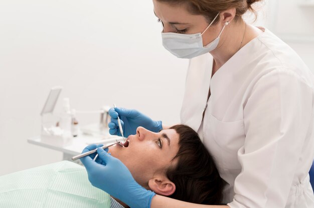 Patiente ayant une procédure effectuée chez le dentiste