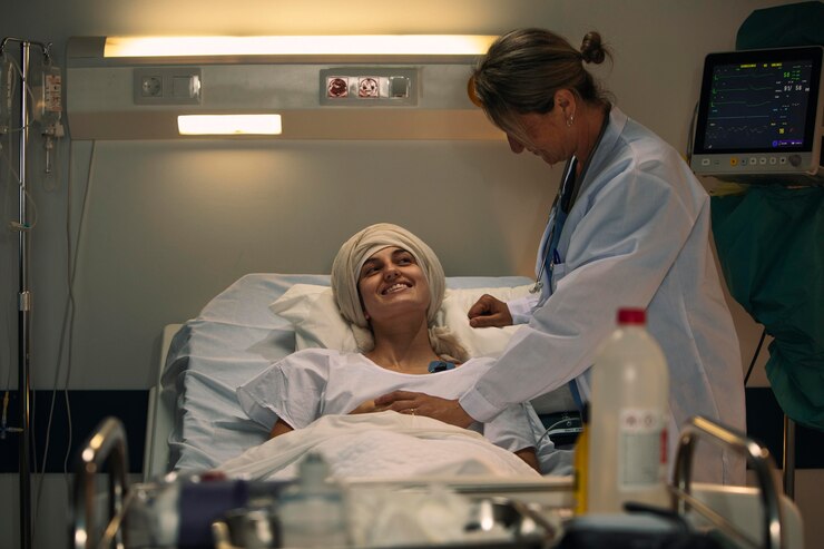 Photo gratuit patiente et docteur parlant un beau sujet