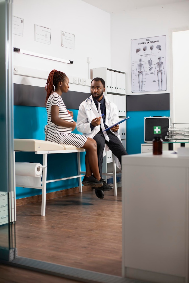 Photo gratuit une patiente enceinte parle à un médecin.