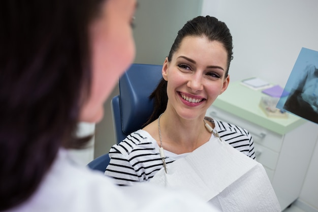 Patiente souriant tout en parlant au médecin