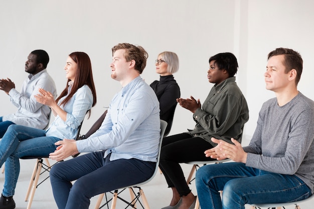 Des patients masculins et féminins applaudissent