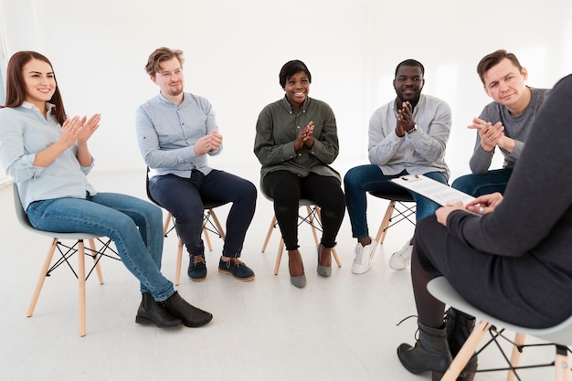 Photo gratuite patients de réadaptation heureux regardant médecin et applaudissant