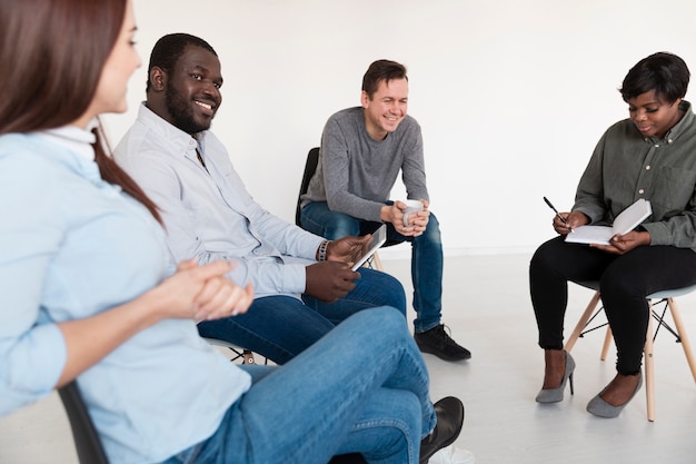 Les patients en réadaptation se sourient et se parlent