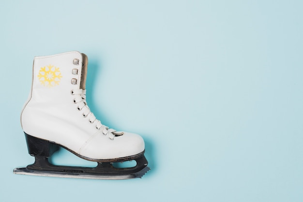 Photo gratuite patin à glace sur bleu