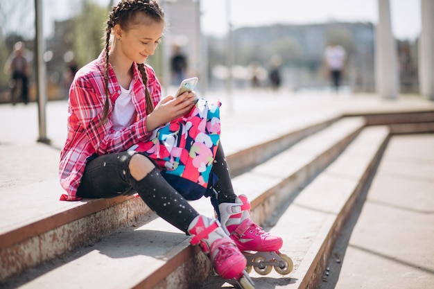 Patin à roulettes fille mignonne et avec téléphone