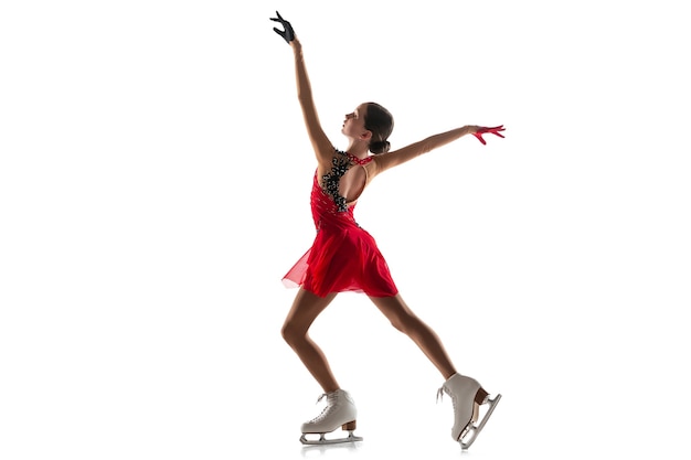 Patinage artistique fille isolé sur fond de studio blanc avec fond.