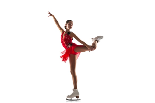 Patinage artistique fille isolé sur mur blanc avec fond.