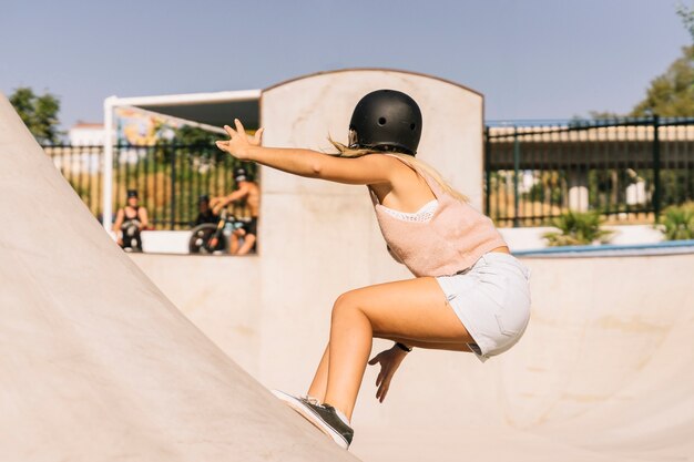 Le patinage moderne des femmes urbaines