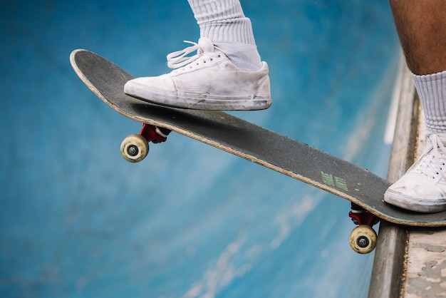 Le patineur commence à rouler