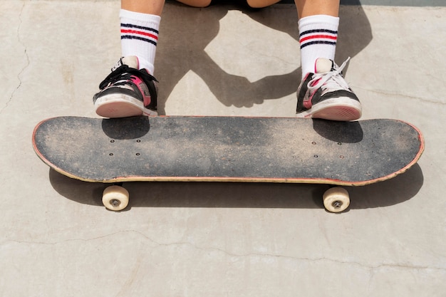 Photo gratuite patineur en gros plan avec une vieille planche