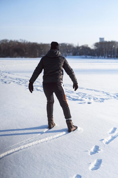 patins à glace, jeune homme patinage sur glace, sports d'hiver, neige, plaisirs d'hiver.