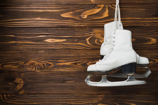 Patins à glace suspendus sur des lacets