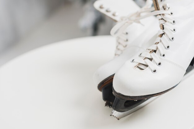 Patins à glace sur la table ronde