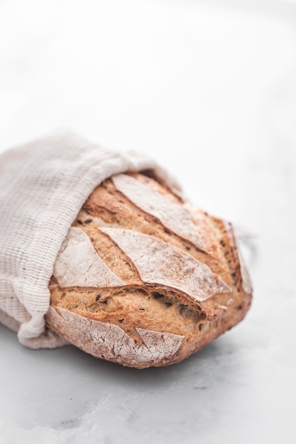 Photo gratuite pâtisserie à angle élevé avec fond blanc