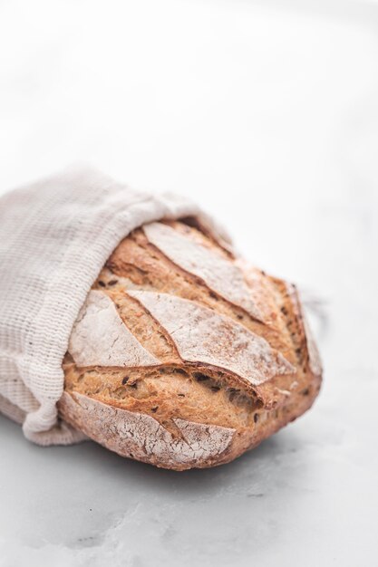 Pâtisserie à angle élevé avec fond blanc