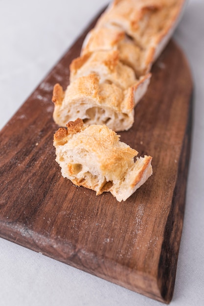 Pâtisserie à angle élevé sur planche à découper