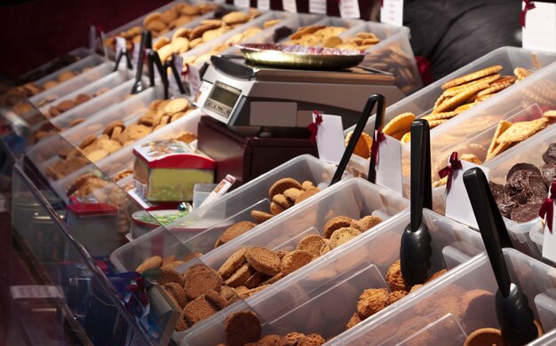 pâtisserie au comptoir sur le marché