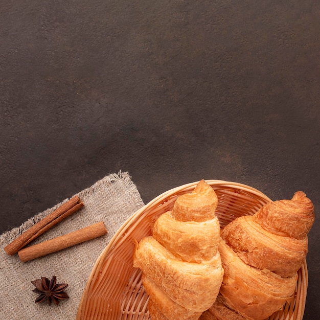 Pâtisserie et bâtons de cannelle copie espace