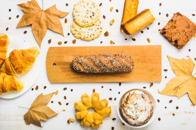 Photo gratuite pâtisserie et feuilles autour du pain