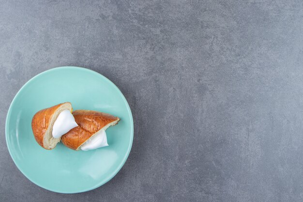 Pâtisserie Fraîche à La Crème Sur Plaque Bleue.