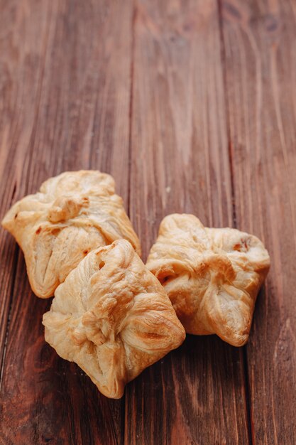 Pâtisserie fraîche sur un fond en bois