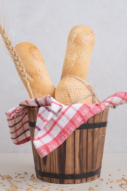 Pâtisserie fraîche de pain sur panier en bois avec nappe. Photo de haute qualité