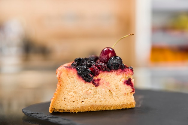 Pâtisserie fraîche sur un plateau de schiste