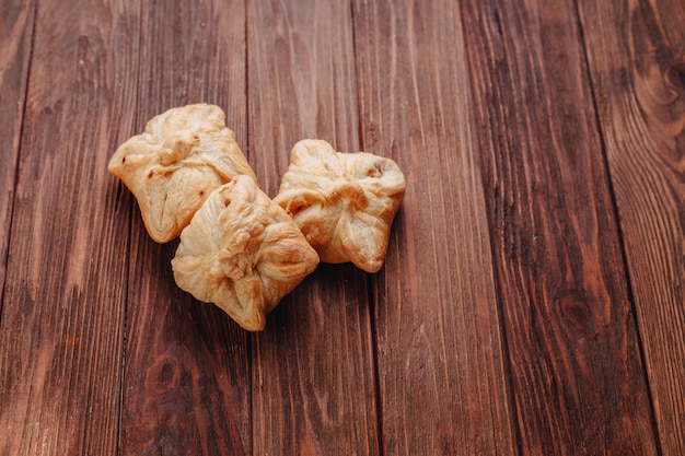 Pâtisserie fraîche sur une surface en bois