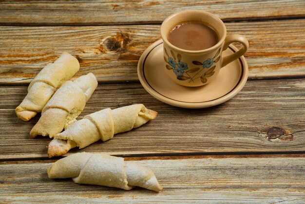 Pâtisserie mutaki caucasienne sur la table en bois avec une tasse de café