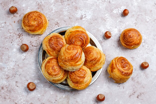 Photo gratuite pâtisserie nationale d'azerbaïdjan qogal sur plaque blanche, vue de dessus, célébration du nouvel an printemps vacances novruz.