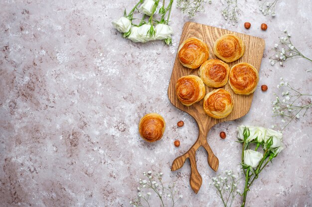 Photo gratuite pâtisserie nationale d'azerbaïdjan qogal sur plaque blanche, vue de dessus, célébration du nouvel an printemps vacances novruz.