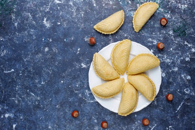 Pâtisserie nationale d'Azerbaïdjan shakarbura sur plaque blanche, vue de dessus, fête du nouvel an printemps vacances Novruz.