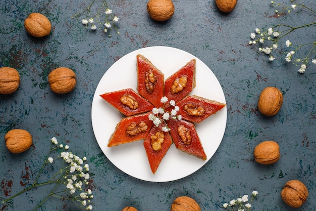 Photo gratuite pâtisserie nationale azerbaïdjanaise pakhlava sur plaque blanche, vue de dessus, fête du nouvel an printemps vacances novruz.