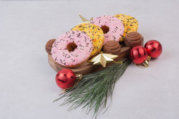 Pâtisserie de Noël sucrée avec des boules sur une surface blanche