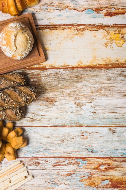 Pâtisserie et planche sur la table