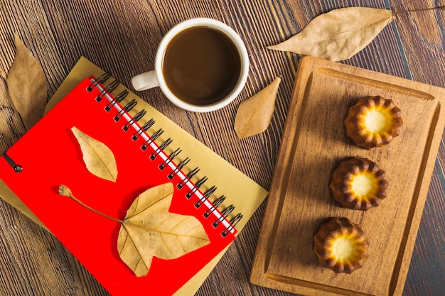 Photo gratuite pâtisserie à proximité des bloc-notes et du café