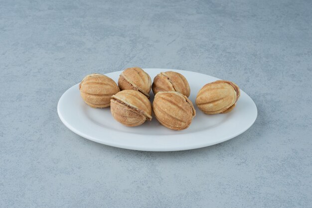 Pâtisserie sucrée sur fond de marbre. Photo de haute qualité