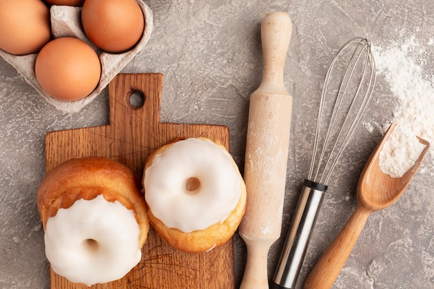 Pâtisserie sucrée et rouleau à pâtisserie