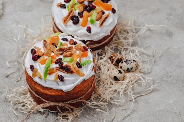 Pâtisseries de Pâques et oeufs sur fond de béton