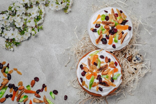 Pâtisseries de Pâques et oeufs sur fond de béton