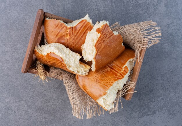 Pâtisseries sucrées maison dans une boîte en bois.