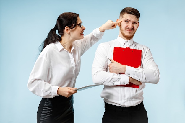 Patron en colère. Femme et sa secrétaire debout au bureau ou en studio. Businesswoman hurlant à son collègue. Modèles caucasiens féminins et masculins. Concept de relations de bureau, émotions humaines