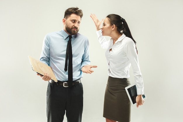 Photo gratuite patron en colère. femme, secrétaire, debout, bureau