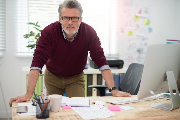 Patron travaillant à son bureau