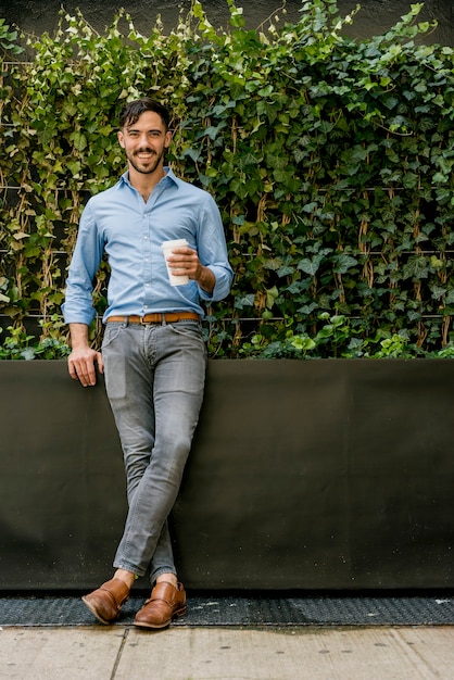 Pause café élégante jeune homme