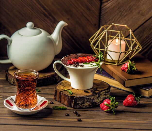 Pause thé avec une tasse de mousse au chocolat crème