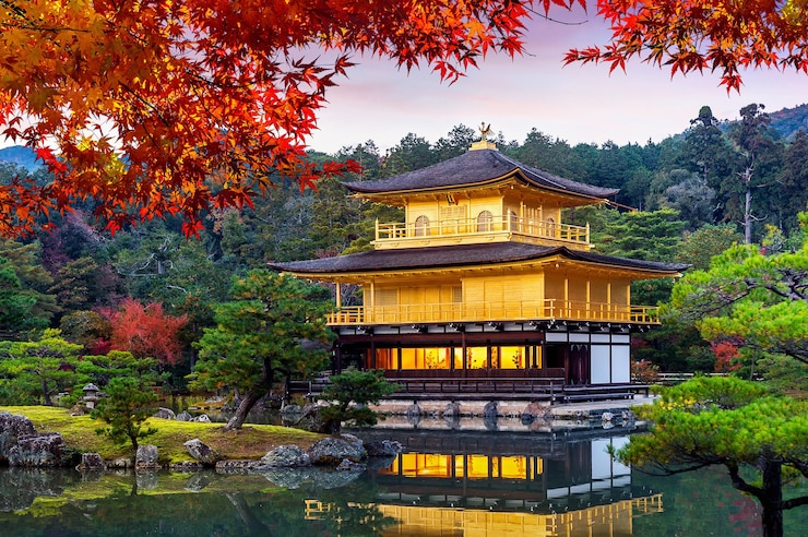Photo gratuit le pavillon d'or. temple kinkakuji en automne, kyoto au japon.
