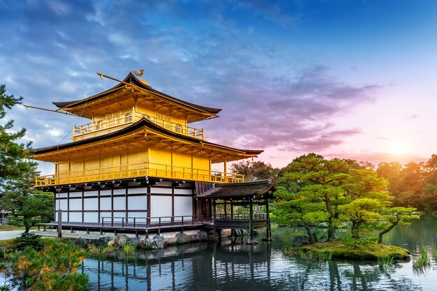 Le pavillon d'or. Temple Kinkakuji à Kyoto, Japon.
